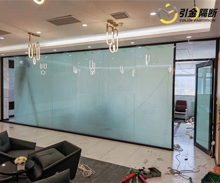 祝贺：青岛城阳会议室电控调光玻璃隔断安装调控中